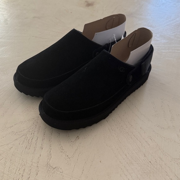 UGG Black Goldenstar clogs size 5 Youth/ 6-6.5 women’s /37 EU hot trend $130 - Picture 8 of 14